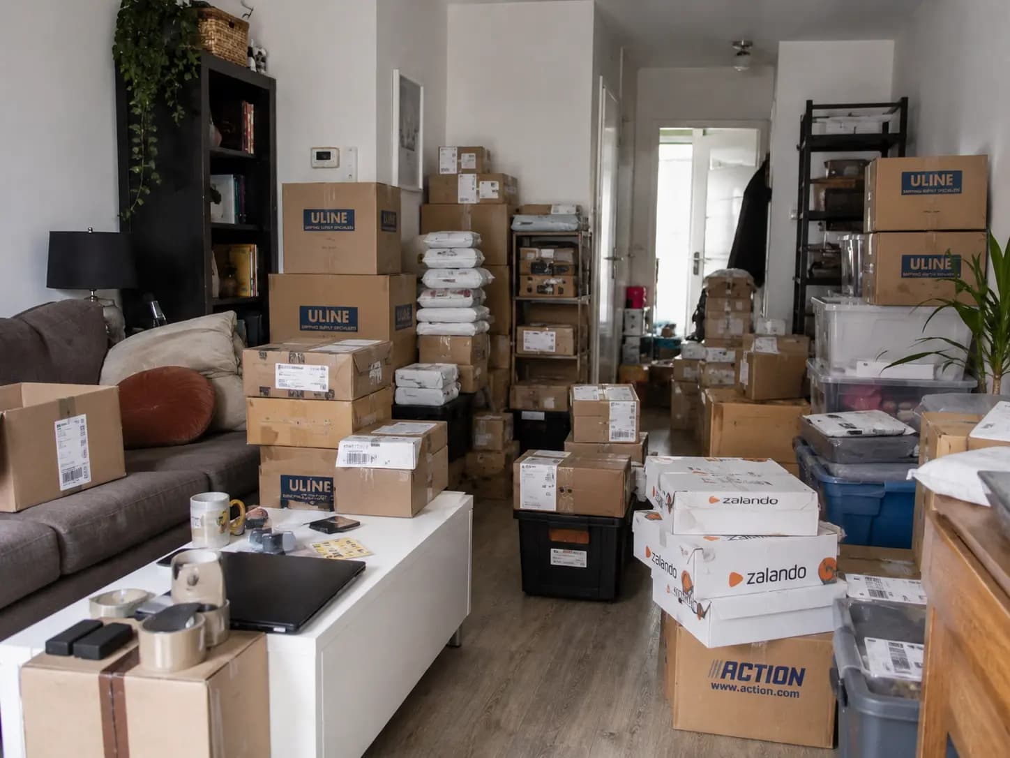 Woonkamer vol dozen en webshopvoorraad